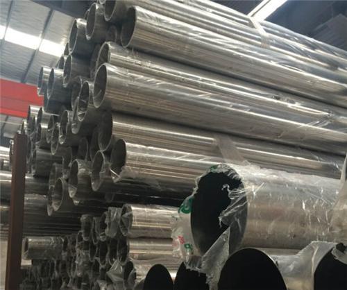 904L不銹鋼管陰極與陽極面積比，陰極面積控制在陽極面積的1/2.在此情況下，可以防止價(jià)格的增長，過多的價(jià)格在陽極表面被氧化成價(jià)格